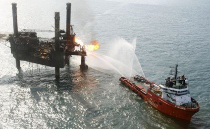 Meksika körfəzində neft platforması yandı