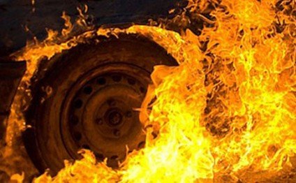 Nərimanov rayonunda iki avtomobil yandı