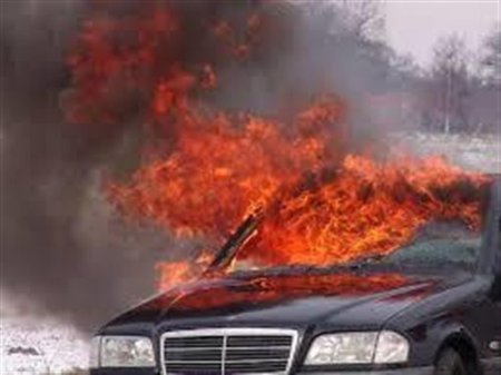 Mersedes markalı minik avtomobili yandı