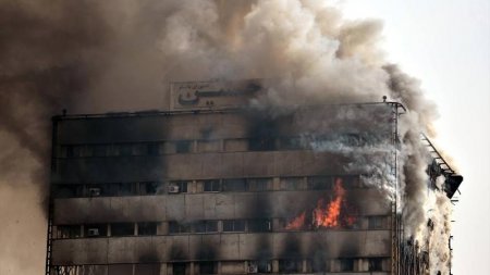 Tehranda yanan 17 mərtəbəli bina belə çökdü: ölənlər var (VİDEO)