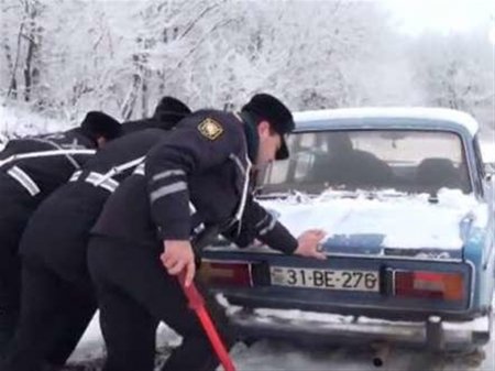 Polislər yolda qalan sürücülərə köməklik etdi - Video