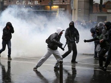 Fransada etiraz aksiyası: 13 polis əməkdaşı xəsarət aldı