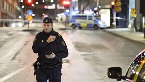 İsveçdə sürücü yük maşınını insanların üzərinə sürüb, 3 nəfər ölüb, yaralılar var