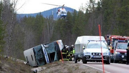 Turist avtobusu qəzaya uğradı: 2 ölü, 17 yaralı