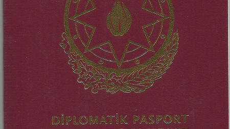 Bu şəxslərə diplomatik pasport verilir