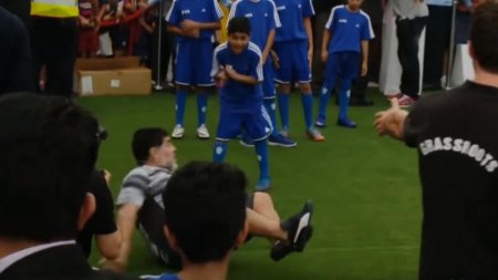 10 yaşlı uşaq Maradonanı yerə sərdi - VİDEO