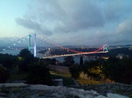 Azərbaycan bayrağının rəngləri İstanbul boğazında bərq vurur-VİDEO