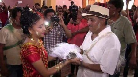 Bələdiyyə sədri timsahla evləndi Maraq dünyası 2 İyul 2017