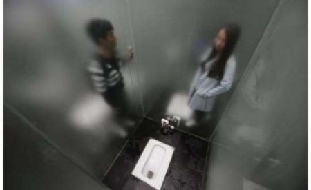 Çində şəffaf şüşədən tualetlər