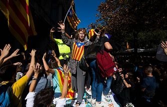 İspaniya polisi Kataloniyada seçki qutularını yığışdırmağa başlayıb
