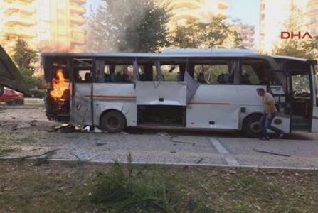 Türkiyədə polis avtomobili partladılıb - 18 polis yaralanıb -YENİLƏNİB