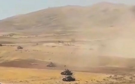 İran İraq sərhədinə tanklar yeritdi - Foto