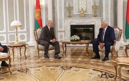 Lukaşenko Oqtay Əsədovla görüşdü