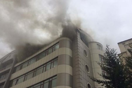 Bakıda şirkət binası yanarkən 42 nəfər təxliyə edilib