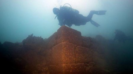 Suyun altında 3000 illik qala tapıldı