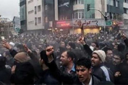İranı bürüyən etirazlarda qan töküldü, ölənlər var
