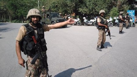 Pakistanda hərbi hissəyə hücum: 11 ölü, 13 yaralı