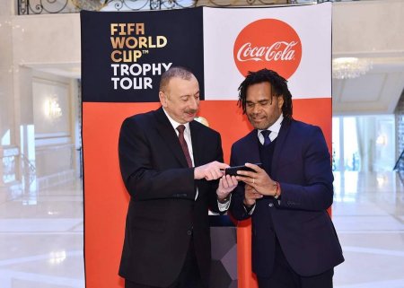 Dünyaca məşhur futbolçu İlham Əliyevlə “selfie” çəkdirdi – FOTO
