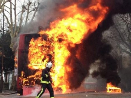 Bakıda DƏHŞƏT: İçərisində sərnişinlər olan avtobus yandı