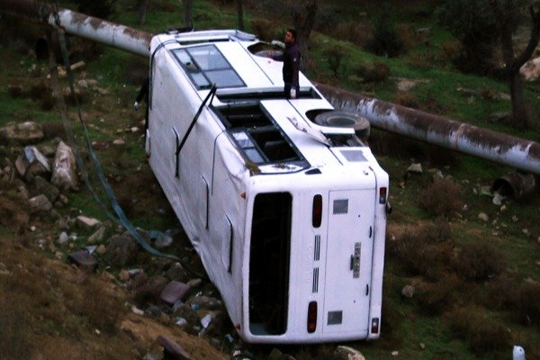 Avtobus dərəyə yuvarlandı: 26 uşaq öldü