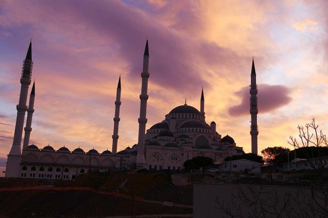 İstanbulda dünyanın ən böyük məscidi tikilib