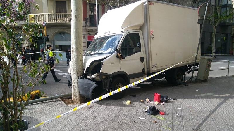 Barselonada sürücü yük maşınını insanların üzərinə sürdü: 7 yaralı
