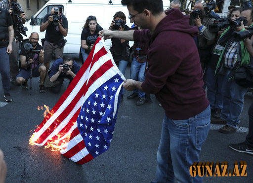 Yunanıstanda etiraz: ABŞ bayrağı yandırıldı