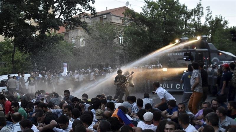 Yerevan polisi aksiyaçıları HƏDƏLƏDİ