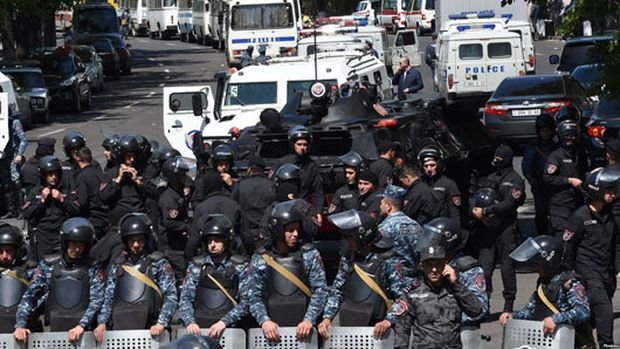 Ermənistanda polis xalq tərəfə keçir