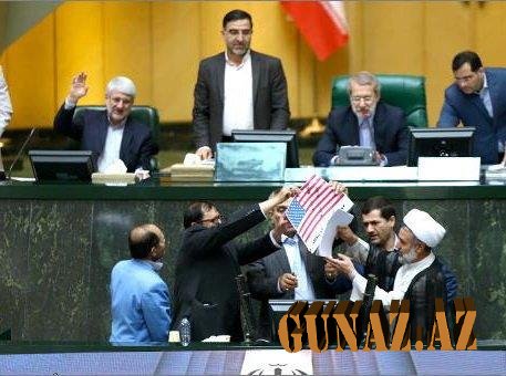 İran parlamentində ABŞ bayrağı yandırıldı - Video