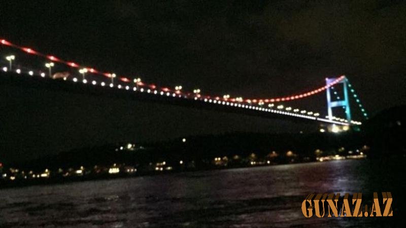 İstanbul Boğazındakı körpü Azərbaycan bayrağının rənglərinə boyandı