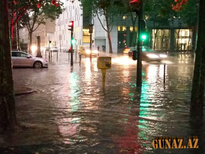 Leysan yağışlarına görə metro və küçələri su basdı - PARİSDƏ