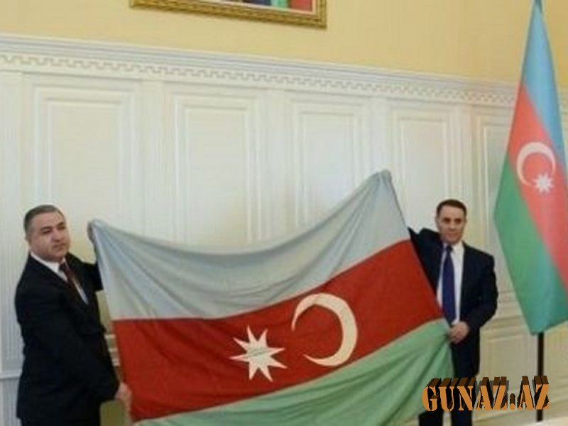 AXC-nin dövlət bayrağı Novruz Məmmədova təqdim olundu