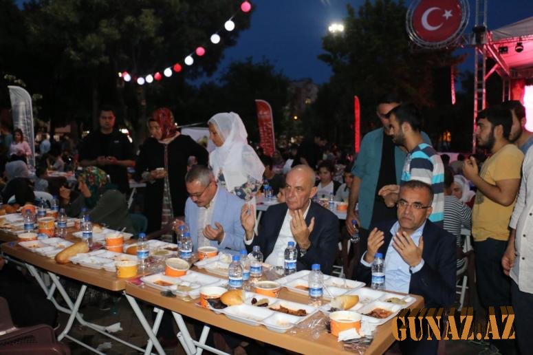 Türkiyədə 12 min nəfərlik iftar süfrəsi