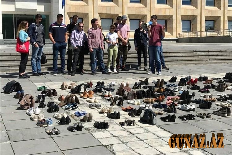 Gürcüstan hökumətinə qarşı ayaqqabı aksiyası keçirilib