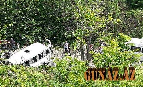 Gürcüstanda mikroavtobus aşdı: 4 ölü