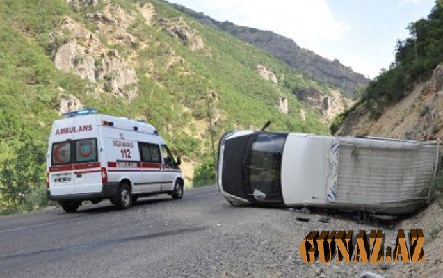 Turistləri aparan avtobus qəzaya düşdü - 25 yaralı