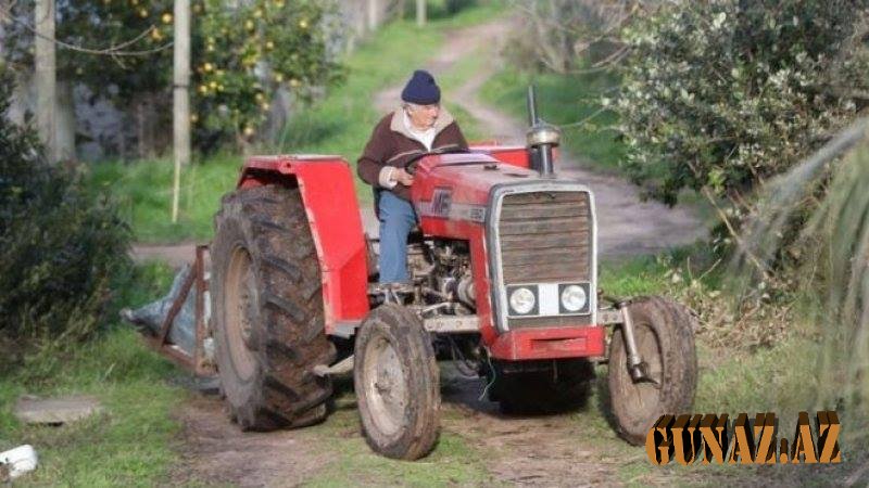 Dünyanın ən kasıb prezidenti traktor sürür - Foto