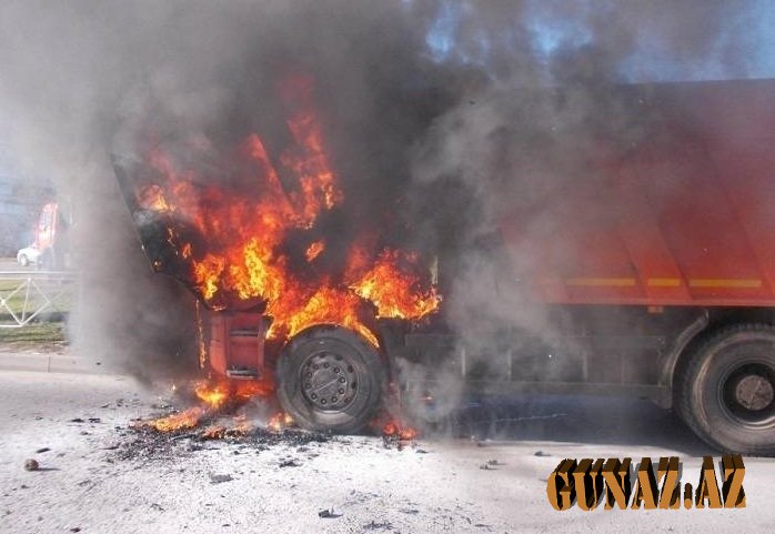 Sumqayıtda yük avtomobili yandı