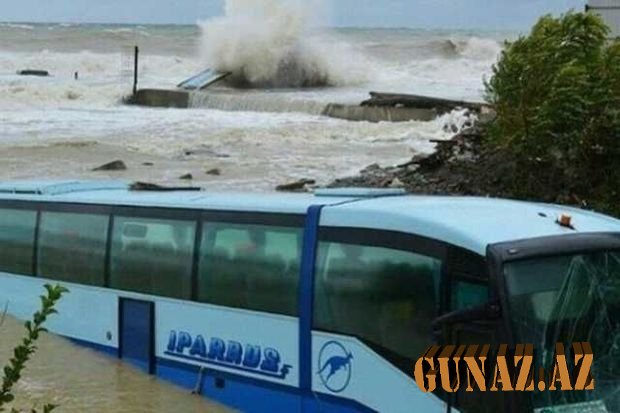 Şagirdlərin olduğu avtobus sel suları altında qaldı