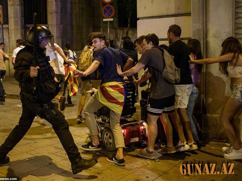 Kataloniyalılar parlament binasına hücum etdi - Fotolar + Yenilənib