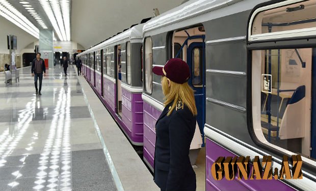 Metroda qatarda problem yarandı
