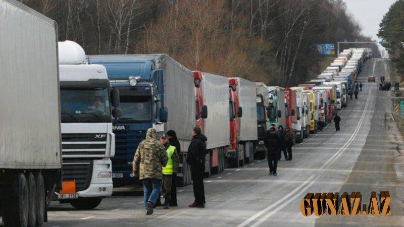 Ermənistana gedən 600-ə yaxın avtomobil yolda qaldı