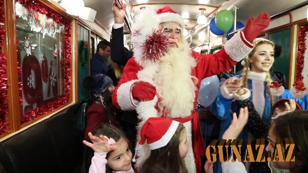 Bakı metrosunda Yeni il şənliyi - VİDEO