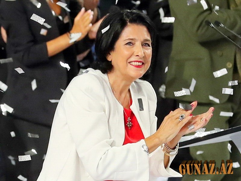 Gürcüstanın ilk qadın prezidenti and içib - Foto/Yeni
