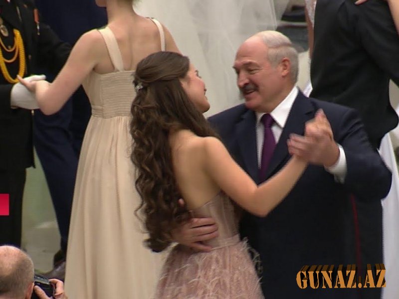 Lukaşenko 2018 gözəli ilə rəqs etdi – Video