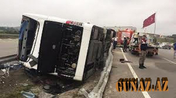 Antalyada külək avtobusu aşırdı - Yaralılar var
