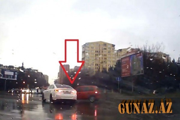 Bakıda sürücü yol polisinin gözü qarşısında qəza törətdi – VİDEO