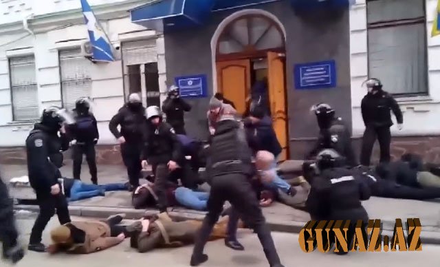 Kiyev qarışdı: Polis idarəsinə hücum - Yaralılar var