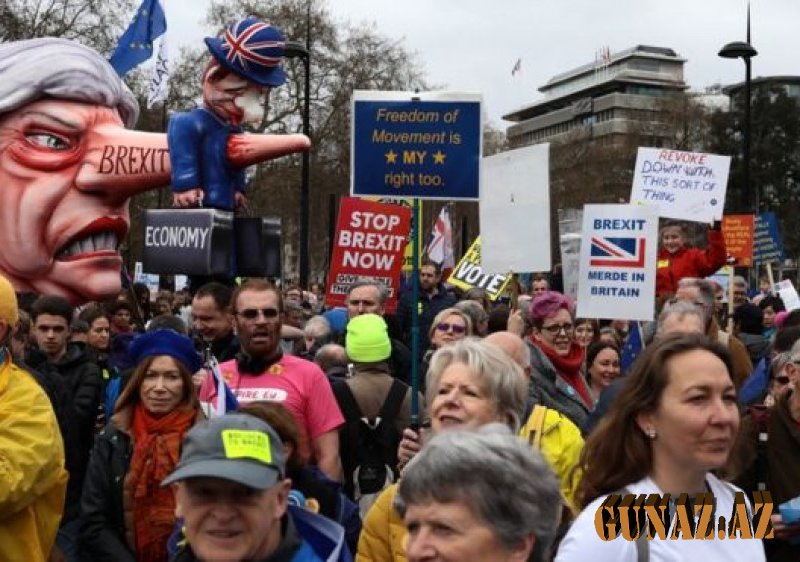 Londonda insanlar küçəyə çıxdı - Referendum tələbi